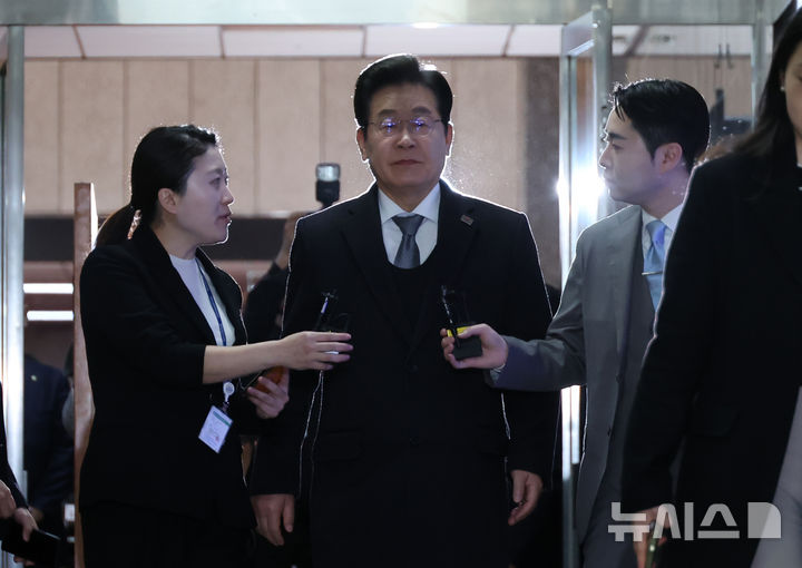 [서울=뉴시스] 고승민 기자 = 이재명 더불어민주당 대표가 4일 서울 여의도 국회에서 열린 비공개 최고위원회의에 참석하며 취재진 질문을 받고 있다. 2025.04.04. kkssmm99@newsis.com