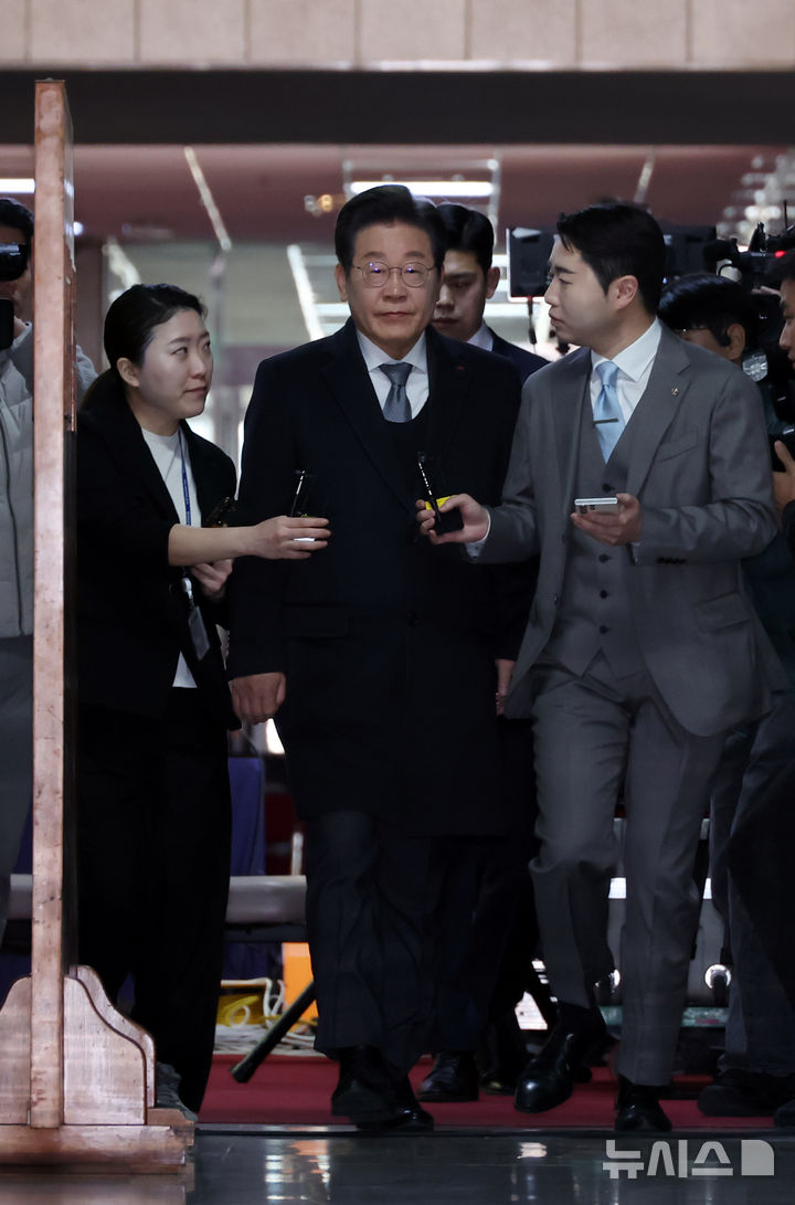 [서울=뉴시스] 고승민 기자 = 이재명 더불어민주당 대표가 4일 서울 여의도 국회에서 열린 비공개 최고위원회의에 참석하며 취재진 질문을 받고 있다. 2025.04.04. kkssmm99@newsis.com