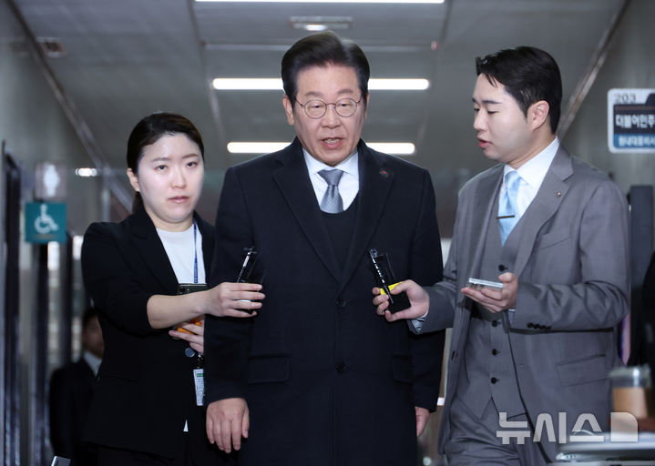 [서울=뉴시스] 고승민 기자 = 이재명 더불어민주당 대표가 4일 서울 여의도 국회에서 열린 비공개 최고위원회의에 참석하며 취재진 질문에 답하고 있다. 2025.04.04. kkssmm99@newsis.com