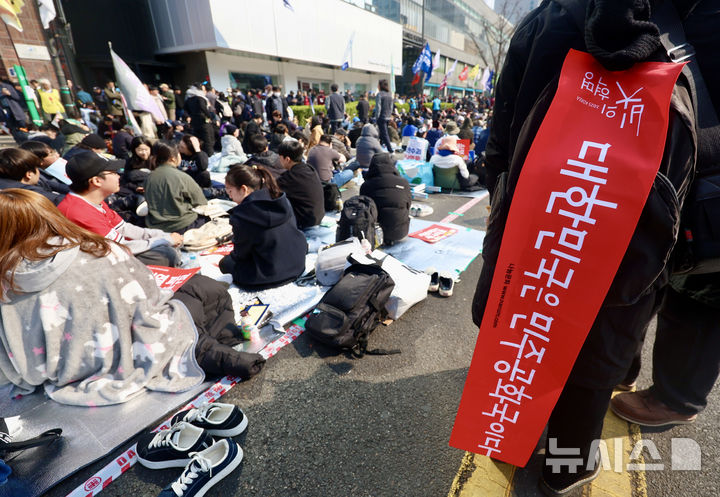 [서울=뉴시스] 김명년 기자 = 윤석열 대통령 탄핵 심판 선고일인 4일 오전 서울 종로구 헌법재판소 인근 안국역 6번출구 앞에서 윤 대통령 파면 촉구 집회가 열리고 있다. 2025.04.04. kmn@newsis.com