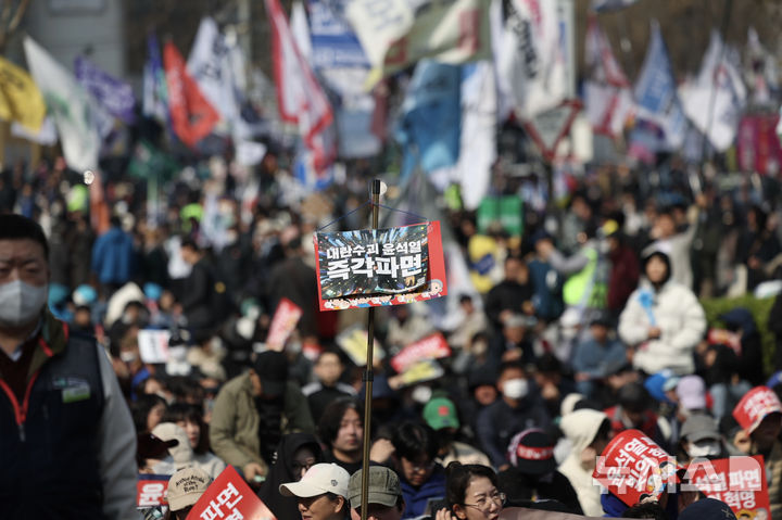 [서울=뉴시스] 김명년 기자 = 윤석열 대통령 탄핵 심판 선고일인 지난 4일 오전 서울 종로구 헌법재판소 인근 안국역 6번출구 앞에서 윤 대통령 파면 촉구 집회가 열리고 있다. 2025.04.04. kmn@newsis.com