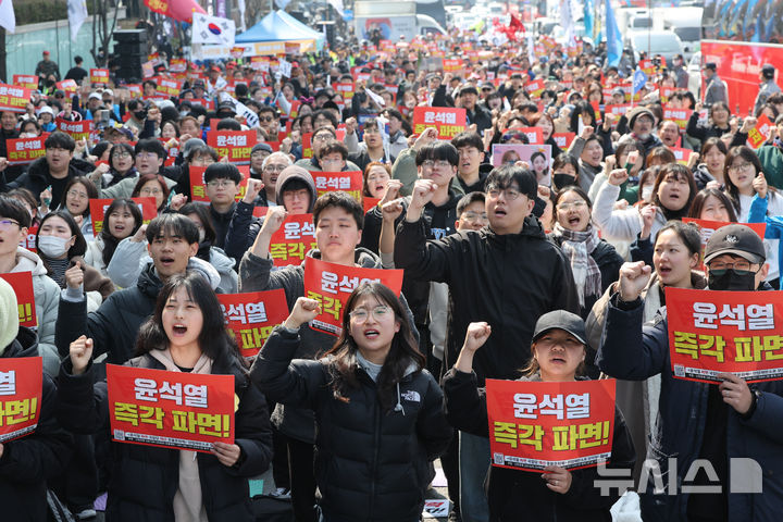 [서울=뉴시스] 황준선 기자 = 윤석열 대통령의 탄핵심판 선고일인 4일 오전 서울 용산구 한남동 대통령 관저 인근에서 촛불행동 등 윤 대통령 탄핵을 찬성하는 시민들이 파면 촉구 집회를 하고 있다. 2025.04.04 hwang@newsis.com