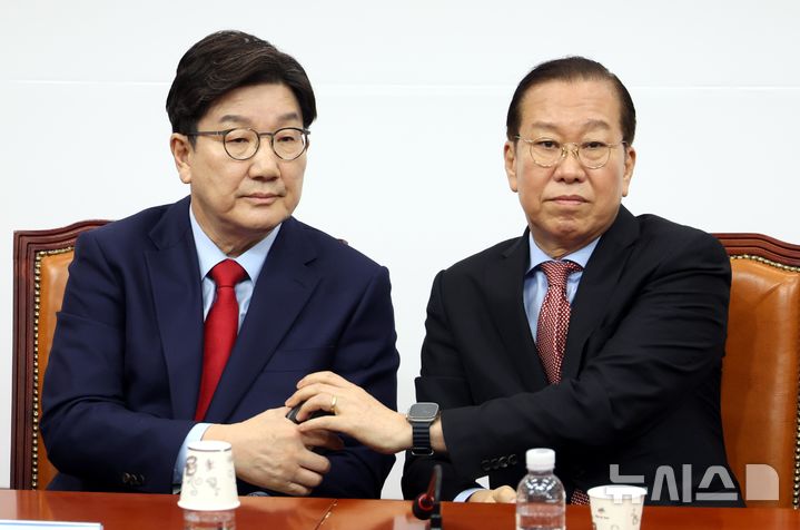 [서울=뉴시스] 조성봉 기자 = 권영세 국민의힘 비상대책위원장과 권성동(왼쪽) 원내대표가 4일 오전 서울 여의도 국회에서 열린 비상대책위원회의에서 대화를 하고 있다. 2025.04.04. suncho21@newsis.com