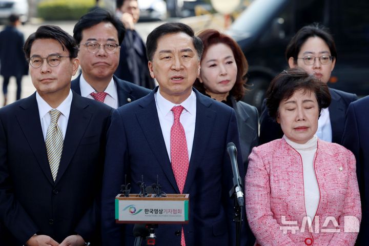 [서울=뉴시스] 사진공동취재단 = 윤석열 대통령의 탄핵심판 선고일인 지난 4일 서울 종로구 헌법재판소에서 김기현 의원 등 국민의힘 의원들이 심판정에 들어서기 앞서 발언하고 있다. 2025.04.04. photo@newsis.com