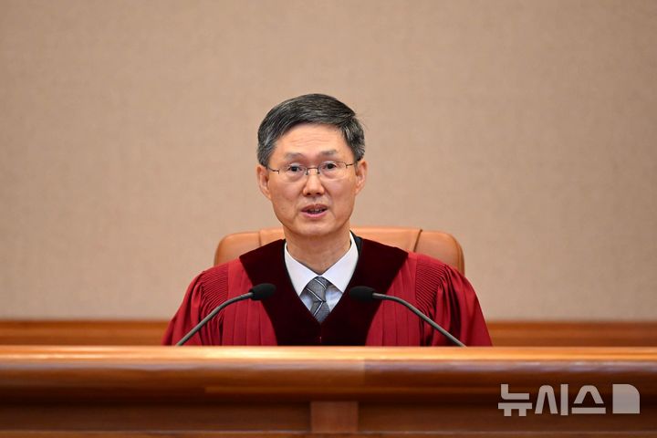 [서울=뉴시스] 사진공동취재단 = 문형배 헌법재판소장 권한대행이 4일 서울 종로구 헌법재판소에서 열린 윤석열 대통령의 탄핵심판 선고기일에서 발언하고 있다. 2025.04.04. photo@newsis.com