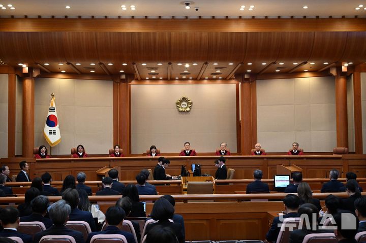 [서울=뉴시스] 사진공동취재단 = 문형배 헌법재판소장 권한대행 등이 4일 서울 종로구 헌법재판소에서 열린 윤석열 대통령의 탄핵심판 선고기일에 참석해 있다. 2025.04.04. photo@newsis.com