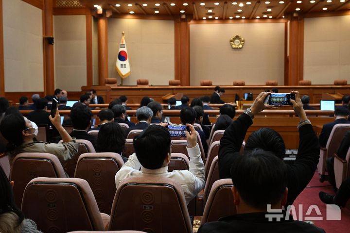 [서울=뉴시스] 사진공동취재단 = 4일 서울 종로구 헌법재판소에서 윤석열 대통령의 탄핵심판 선고기일이 열리고 있다. 2025.04.04. photo@newsis.com