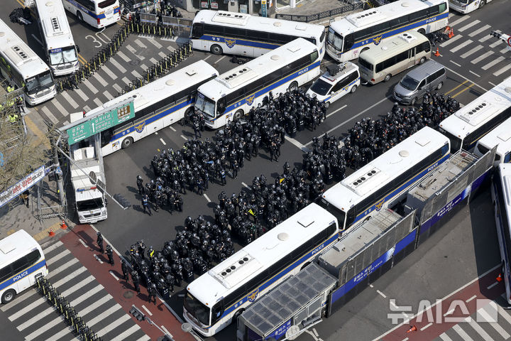 [서울=뉴시스] 사진공동취재단 = 윤석열 전 대통령 파면 당시 분노해 경찰 버스를 파손한 혐의로 재판에 넘겨진 30대 남성의 1심 선고가 24일 나온다. 사진은 윤 전 대통령 탄핵 심판 선고일이었던 지난 4월 4일 오전 서울 종로구 헌법재판소 인근 거리 통제와 함께 경찰 병력이 방호복을 착용한 채 대기하고 있는 모습. 2025.04.04. photo@newsis.com