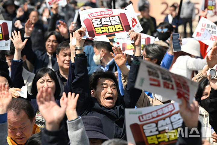 [광주=뉴시스] 박기웅 기자 = 헌법재판소가 윤석열 대통령 파면을 선고한 4일 오전 광주 동구 5·18민주광장에 모인 시민들이 환호하고 있다. 2025.04.04. pboxer@newsis.com
