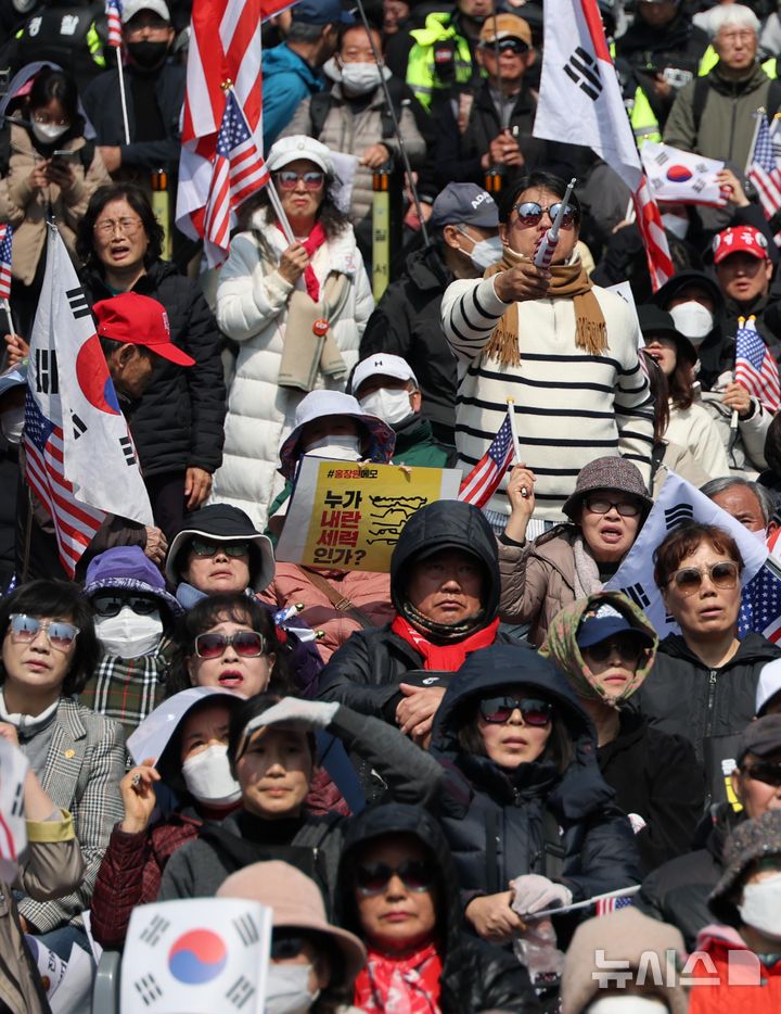 [서울=뉴시스] 정병혁 기자 = 윤석열 대통령이 파면된 4일 서울 용산구 한남동 관저 앞에서 열린 탄핵 반대 집회 참가자들이 굳은 표정을 하고 있다. (공동취재) 2025.04.04. photo@newsis.com