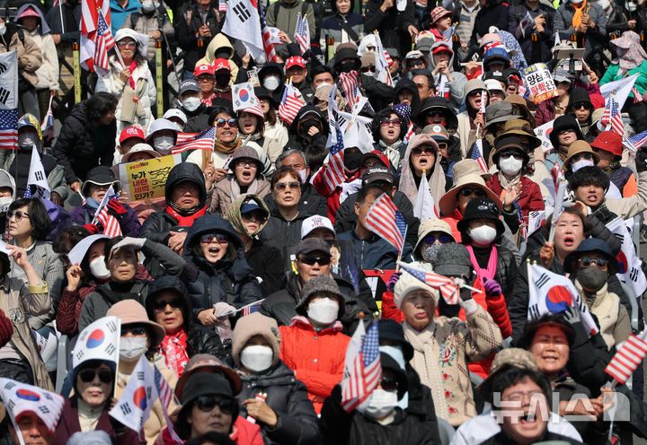 [서울=뉴시스] 정병혁 기자 = 윤석열 대통령이 파면된 4일 서울 용산구 한남동 관저 앞에서 열린 탄핵 반대 집회 참가자들이 굳은 표정을 하고 있다. (공동취재) 2025.04.04. photo@newsis.com
