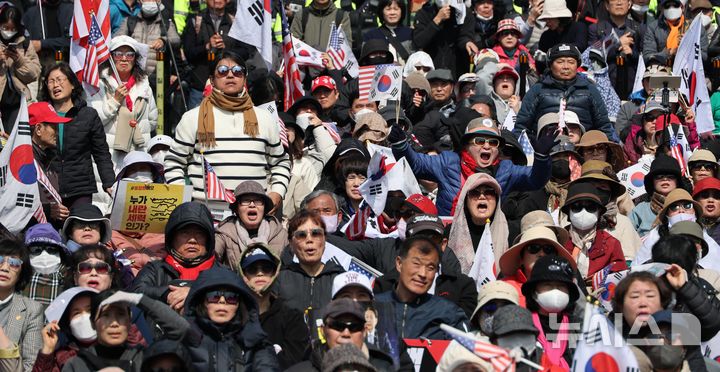 [서울=뉴시스] 정병혁 기자 = 윤석열 대통령이 파면된 4일 서울 용산구 한남동 관저 앞에서 열린 탄핵 반대 집회 참가자들이 굳은 표정을 하고 있다. (공동취재) 2025.04.04. photo@newsis.com