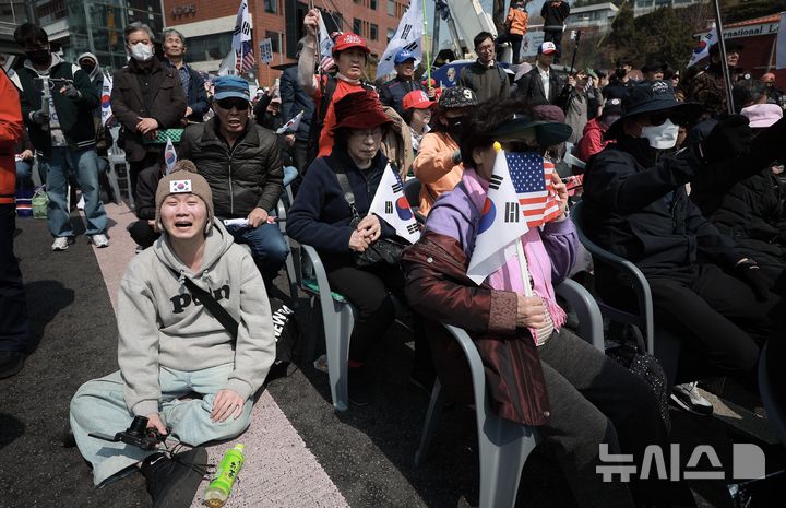 [서울=뉴시스] 정병혁 기자 = 윤석열 대통령 탄핵심판이 인용된 4일 서울 용산구 한남동 관저 앞에서 열린 탄핵 반대 집회 참가자가 눈물을 흘리고 있다. 2025.04.04. jhope@newsis.com