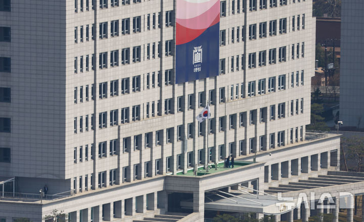 [서울=뉴시스] 사진공동취재단 = 윤석열 대통령이 파면된 4일 서울 용산 대통령실에서 관계자들이 봉황기를 내리고 있다. 2025.04.04. photo@newsis.com