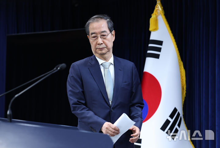 [서울=뉴시스] 최진석 기자 = 한덕수 대통령 권한대행 국무총리가 윤석열 대통령이 파면된 4일 서울 정부서울청사에서 대국민담화를 위해 이동하고 있다. 2025.04.04. myjs@newsis.com