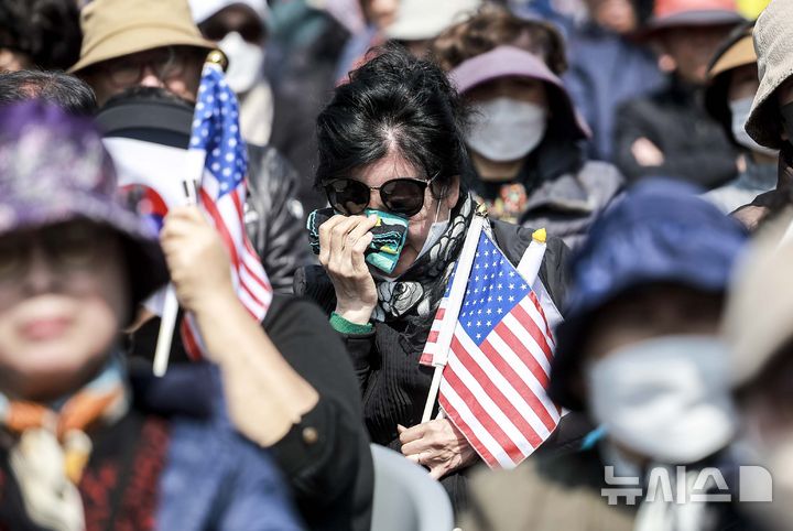 [서울=뉴시스] 정병혁 기자 = 윤석열 대통령 탄핵심판이 인용된 4일 서울 용산구 한남동 관저 앞에서 열린 탄핵 반대 집회에서 한 참가자가 눈물을 닦고 있다. 2025.04.04. jhope@newsis.com