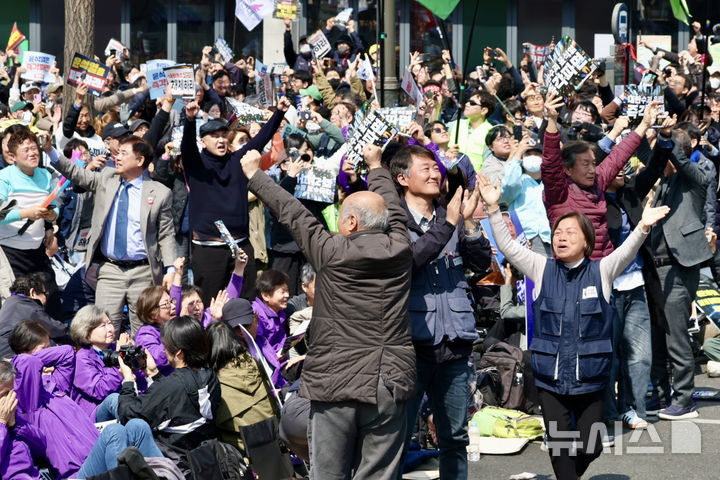 [서울=뉴시스] 김명년 기자 = 윤석열 대통령이 파면된 4일 오전 서울 종로구 헌법재판소 인근 안국역 6번출구 앞에서 열린 집회 참가자들이 기뻐하고 있다. 2025.04.04. kmn@newsis.com
