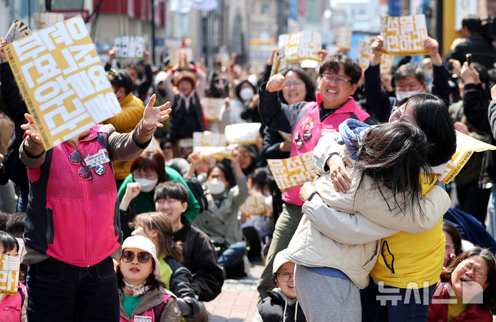 [대구=뉴시스] 이무열 기자 = 윤석열 대통령이 파면된 4일 대구 중구 CGV대구한일 앞에서 윤 대통령 탄핵 찬성 집회 참가자들이 기뻐하고 있다. 2025.04.04. lmy@newsis.com