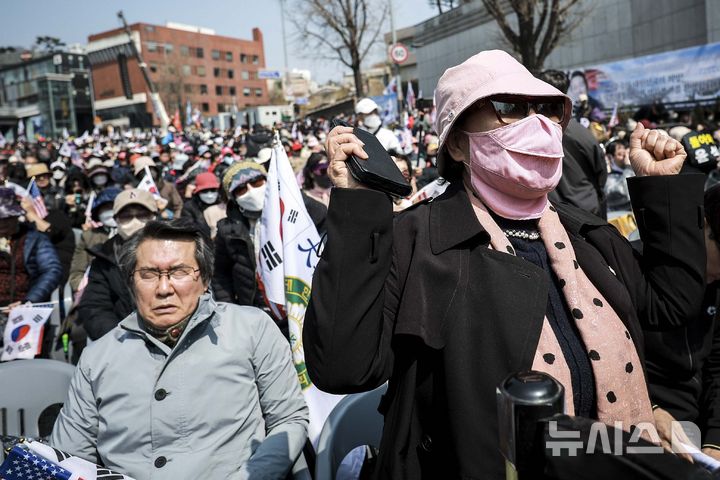 [서울=뉴시스] 정병혁 기자 = 윤석열 대통령 탄핵심판이 인용된 4일 서울 용산구 한남동 관저 앞에서 열린 탄핵 반대 집회에서 한 참가자가 소리치고 있다. 2025.04.04. jhope@newsis.com