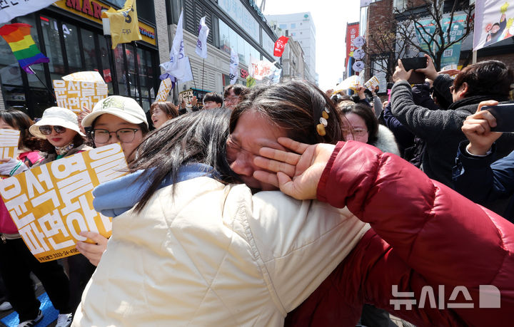 [대구=뉴시스] 이무열 기자 = 윤석열 대통령이 파면된 4일 대구 중구 CGV대구한일 앞에서 윤 대통령 탄핵 찬성 집회 참가자들이 눈물을 흘리고 있다. 2025.04.04. lmy@newsis.com