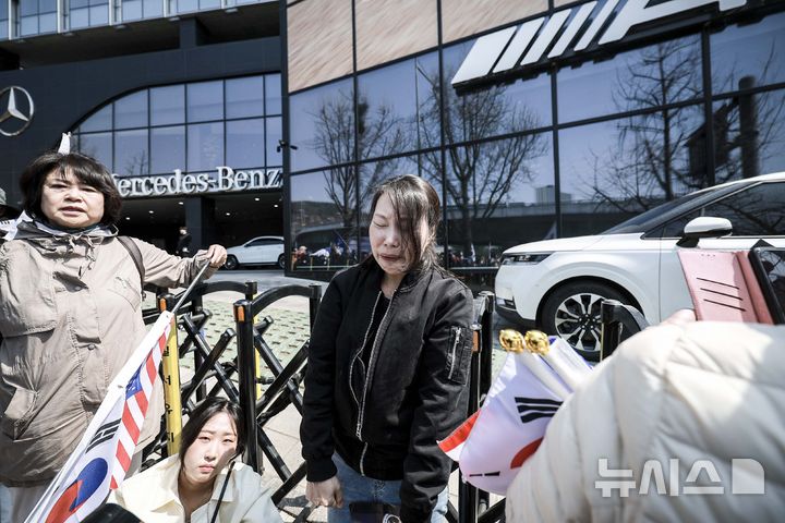 [서울=뉴시스] 정병혁 기자 = 윤석열 대통령 탄핵심판이 인용된 4일 서울 용산구 한남동 관저 앞에서 열린 탄핵 반대 집회에서 한 참가자가 눈물을 흘리고 있다. 2025.04.04. jhope@newsis.com