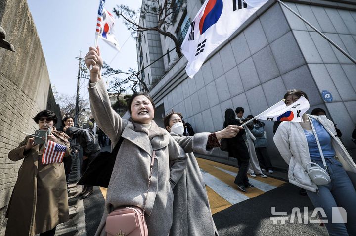 [서울=뉴시스] 정병혁 기자 = 윤석열 대통령 탄핵심판이 인용된 4일 서울 용산구 한남동 관저 앞에서 열린 탄핵 반대 집회에서 한 참가자가 소리치고 있다. 2025.04.04. jhope@newsis.com