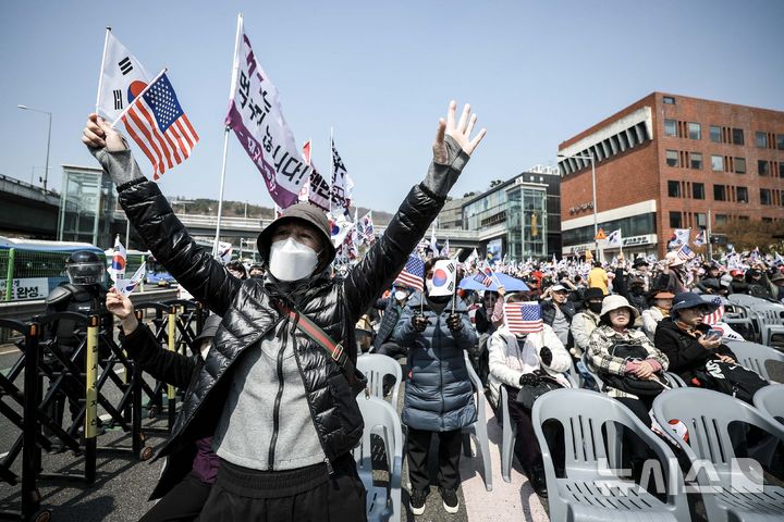 [서울=뉴시스] 정병혁 기자 = 윤석열 대통령 탄핵심판이 인용된 4일 서울 용산구 한남동 관저 앞에서 열린 탄핵 반대 집회에서 한 참가자가 소리치고 있다. 2025.04.04. jhope@newsis.com