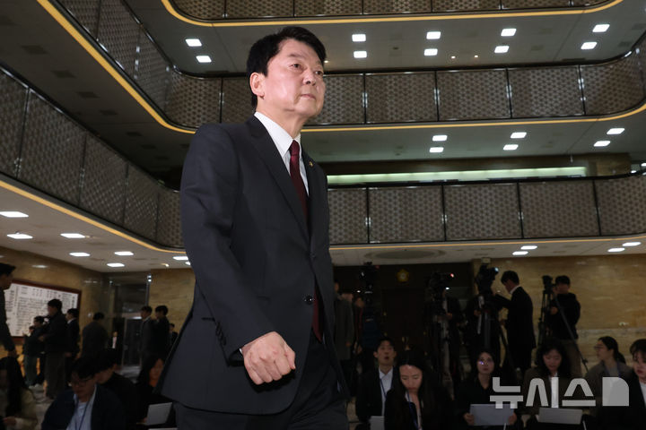 [서울=뉴시스] 조성우 기자 = 안철수 국민의힘 의원이 윤석열 대통령이 파면된 지난 4일 오전 서울 여의도 국회에서 열린 의원총회에 참석하고 있다. 2025.04.04. xconfind@newsis.com