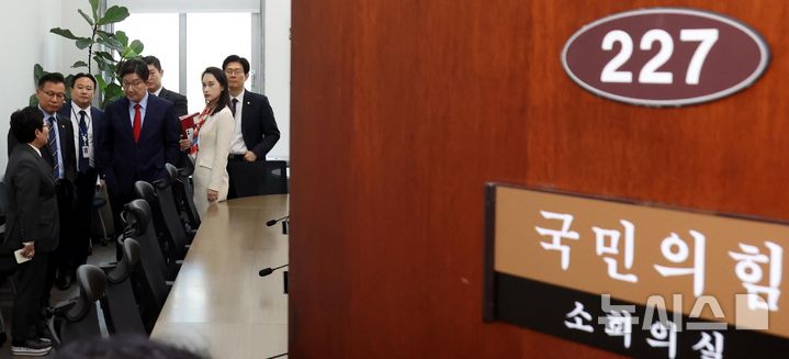 [서울=뉴시스] 조성봉 기자 = 권성동 국민의힘 원내대표가 4일 오전 서울 여의도 국회에서 헌법재판소의 윤석열 대통령 파면 선고 관련 비대위원들과 대화를 하고 있다. 2025.04.04. suncho21@newsis.com
