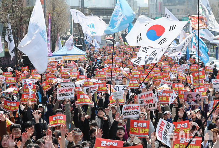 [서울=뉴시스] 황준선 기자 = 4일 오전 서울 용산구 한남동 대통령 관저 인근에서 촛불행동 등 윤석열 대통령 탄핵을 찬성하는 시민들이 윤석열 대통령이 파면되자 기뻐하고 있다. 2025.04.04 hwang@newsis.com