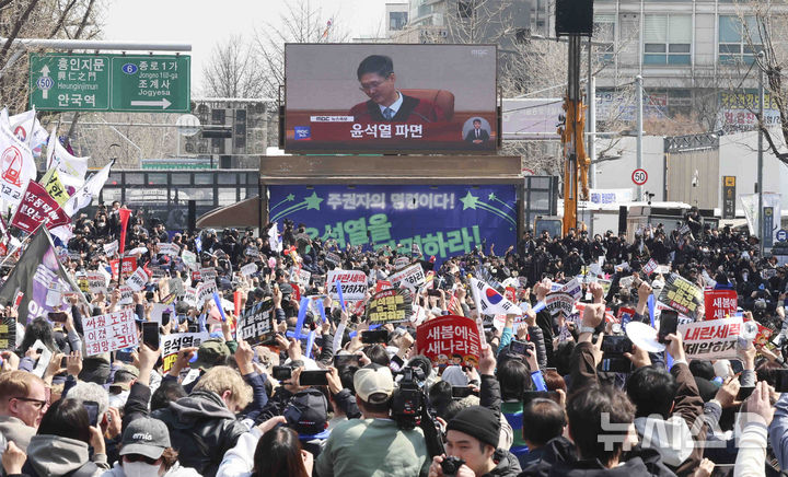 [서울=뉴시스] 김근수 기자 = 헌법재판소가 윤석열 대통령에 대한 탄핵을 선고한 가운데 4일 서울 종로구 안국역 인근에 설치된 전광판에 뉴스가 나오고 있다. 2025.04.04. ks@newsis.com