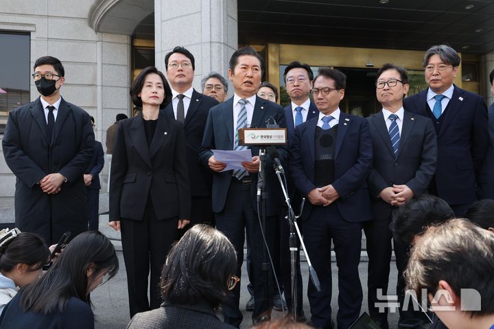 [서울=뉴시스] 사진공동취재단 = 윤석열 대통령이 파면된 4일 서울 종로구 헌법재판소에서 정청래 국회 탄핵소추단장 등이 입장을 밝히고 있다. 2025.04.04. photo@newsis.com