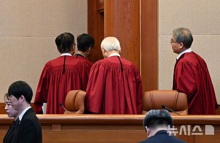 [서울=뉴시스] 사진공동취재단 = 문형배 헌법재판소장 직무대행을 비롯한 재판관들이 4일 오전 서울 종로구 헌법재판소 대심판정에서 윤석열 대통령 탄핵심판 인용 결정을 선고 한 뒤 법정을 나가고 있다. 2025.04.04. photo@newsis.com