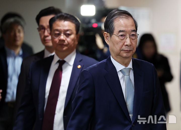 [서울=뉴시스] 최진석 기자 = 한덕수 대통령 권한대행 국무총리가 윤석열 대통령이 파면된 4일 서울 정부서울청사에서 대국민담화를 위해 이동하고 있다. 2025.04.04. myjs@newsis.com
