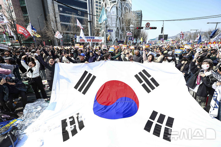 [서울=뉴시스] 김근수 기자 = 헌법재판소가 윤석열 대통령에 대한 탄핵을 선고한 가운데 4일 서울 종로구 안국역 인근에서 시민들이 환호를 하고 있다. 2025.04.04. ks@newsis.com