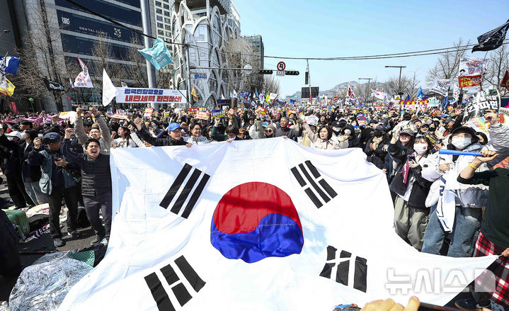 [서울=뉴시스] 김근수 기자 = 윤석열 전 대통령 탄핵 선고 1주년인 4일 서울 도심 곳곳에서 찬반 단체 집회와 행진이 이어지며 교통 혼잡이 예상된다. 사진은 헌법재판소가 윤석열 대통령에 대한 탄핵을 선고한 지난해 4월 4일 서울 종로구 안국역 인근에서 시민들이 환호를 하는 모습. 2026.04.04. ks@newsis.com