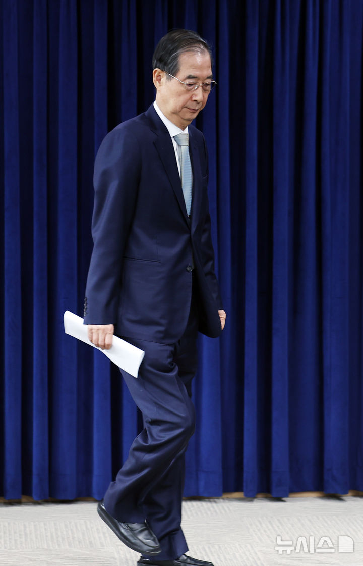 [서울=뉴시스] 최진석 기자 = 한덕수 대통령 권한대행 국무총리가 윤석열 대통령이 파면된 4일 서울 정부서울청사에서 대국민담화를 위해 이동하고 있다. 2025.04.04. myjs@newsis.com