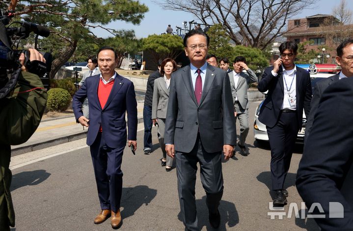 [서울=뉴시스] 사진공동취재단 = 윤석열 대통령이 파면된 4일 국민의힘 의원들이 서울 종로구 헌법재판소를 나서고 있다. 2025.04.04. photo@newsis.com