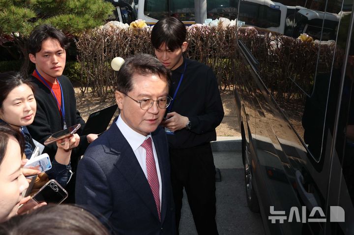 [서울=뉴시스] 사진공동취재단 = 윤석열 대통령이 파면된 4일 윤 대통령 변호인단 윤갑근 변호사가 서울 종로구 헌법재판소를 나서고 있다. 2025.04.04. photo@newsis.com