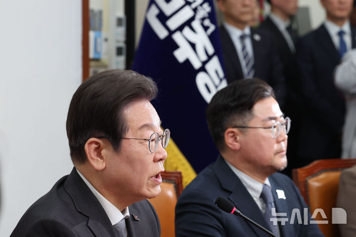 [서울=뉴시스] 권창회 기자 = 이재명 더불어민주당 대표가 4일 서울 여의도 국회에서 헌법재판소의 윤석열 대통령 파면 선고에 대한 긴급 기자회견을 하고 있다. 2025.04.04. kch0523@newsis.com