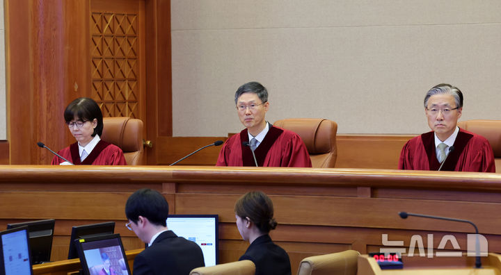 [서울=뉴시스] 사진공동취재단 = 문형배 헌법재판소장 권한대행이 4일 서울 종로구 헌법재판소에서 열린 윤석열 대통령의 탄핵심판 선고 결정문을 낭독하고 있다. 헌재는 이날 오전 11시 22분 재판관 전원 의견 일치로 "피청구인 대통령 윤석열을 파면한다"고 밝혔다. 2025.04.04. photo@newsis.com