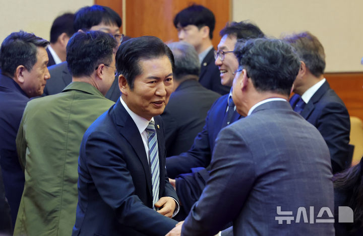 [서울=뉴시스] 사진공동취재단 = 정청래 국회 탄핵소추위원장이 4일 오전 서울 종로구 헌법재판소 대심판정에서 열린 윤석열 대통령 탄핵심판 선고 기일을 마친 뒤 인사하고 있다. 2025.04.04. photo@newsis.com