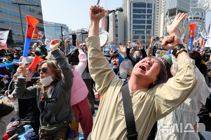 [서울=뉴시스] 박진희 기자 = 윤석열 대통령 탄핵심판 선고일인 4일 서울 종로구 안국동사거리에서 윤석열 대통령 탄핵에 찬성하는 시민들이 탄핵 선고에 기뻐하고 있다. 2025.04.04. pak7130@newsis.com