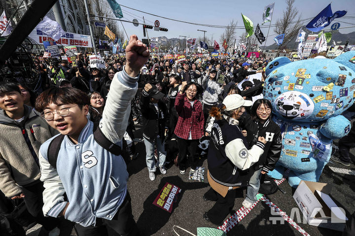 [서울=뉴시스] 김근수 기자 = 헌법재판소가 윤석열 대통령에 대한 탄핵을 선고한 가운데 4일 서울 종로구 안국역 인근에서 학생들이 환호를 하고 있다. 2025.04.04. ks@newsis.com