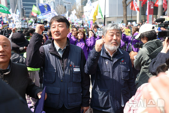 [서울=뉴시스] 김명년 기자 = 윤석열 대통령이 파면된 지난해 4월 4일 오전 서울 종로구 헌법재판소 인근 안국역 6번출구 앞에서 양경수 민주노총 위원장과 김동명 한국노총 위원장이 기뻐하고 있다. 2025.04.04. kmn@newsis.com