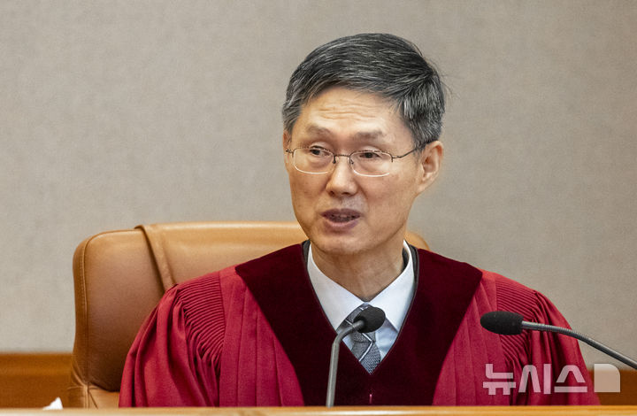 [서울=뉴시스] 사진공동취재단 = 문형배 헌법재판소장 권한대행이 4일 서울 종로구 헌법재판소에서 열린 윤석열 대통령의 탄핵심판 선고기일에서 결정문을 낭독하고 있다. 2025.04.04. photo@newsis.com