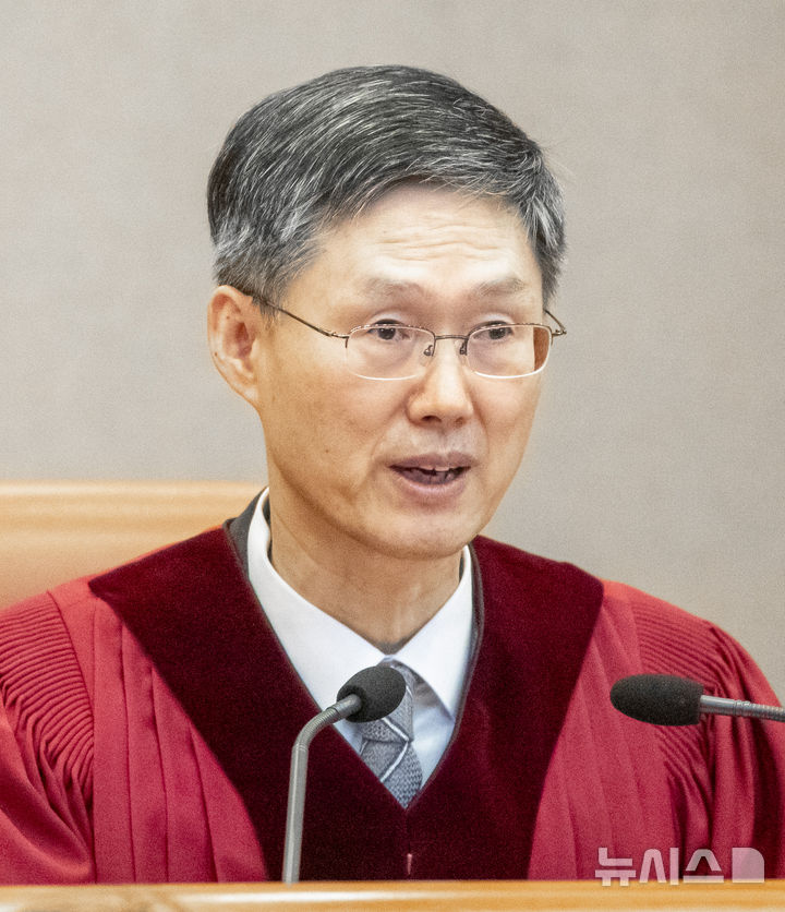 [서울=뉴시스] 사진공동취재단 = 문형배 헌법재판소장 권한대행이 4일 서울 종로구 헌법재판소에서 열린 윤석열 대통령의 탄핵심판 선고기일에서 결정문을 낭독하고 있다. 2025.04.04. photo@newsis.com