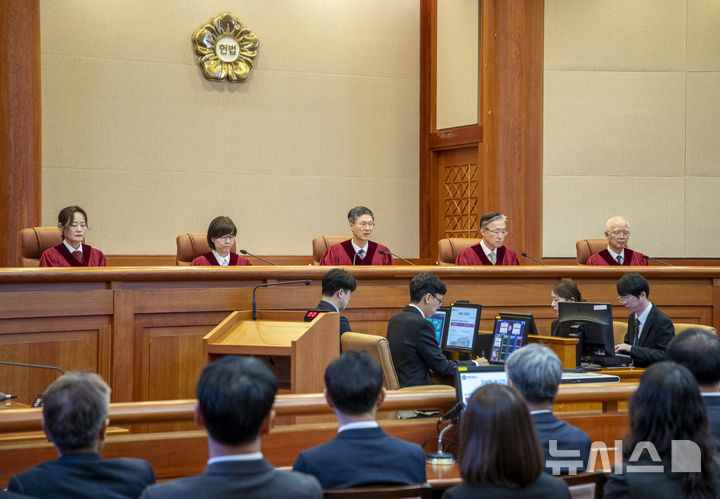 [서울=뉴시스] 사진공동취재단 = 문형배 헌법재판소장 권한대행이 4일 서울 종로구 헌법재판소에서 열린 윤석열 대통령의 탄핵심판 선고기일에서 결정문을 낭독하고 있다. 2025.04.04. photo@newsis.com