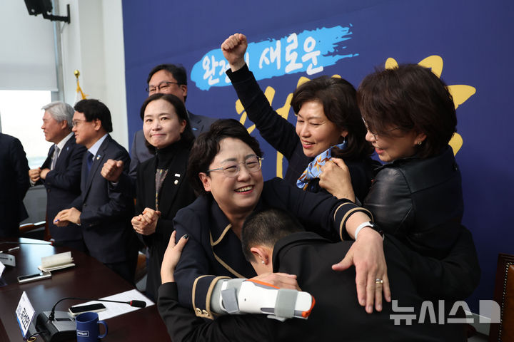 [서울=뉴시스] 권창회 기자 = 김선민 조국혁신당 대표 권한대행을 비롯한 의원들이 4일 오전 서울 여의도 국회에서 헌법재판소의 윤석열 대통령 파면 선고를 보며 기뻐하고 있다. 2025.04.04. kch0523@newsis.com