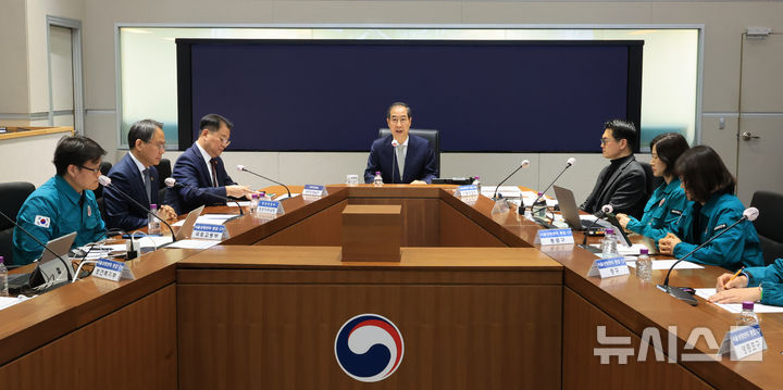 [서울=뉴시스] 최진석 기자 = 한덕수 대통령 권한대행 국무총리가 윤석열 대통령이 파면된 4일 정부서울청사 중앙재난상황실에서 열린 치안상황점검회의에 서 발언하고 있다. (대통령실통신사진기자단) 2025.04.04. myjs@newsis.com